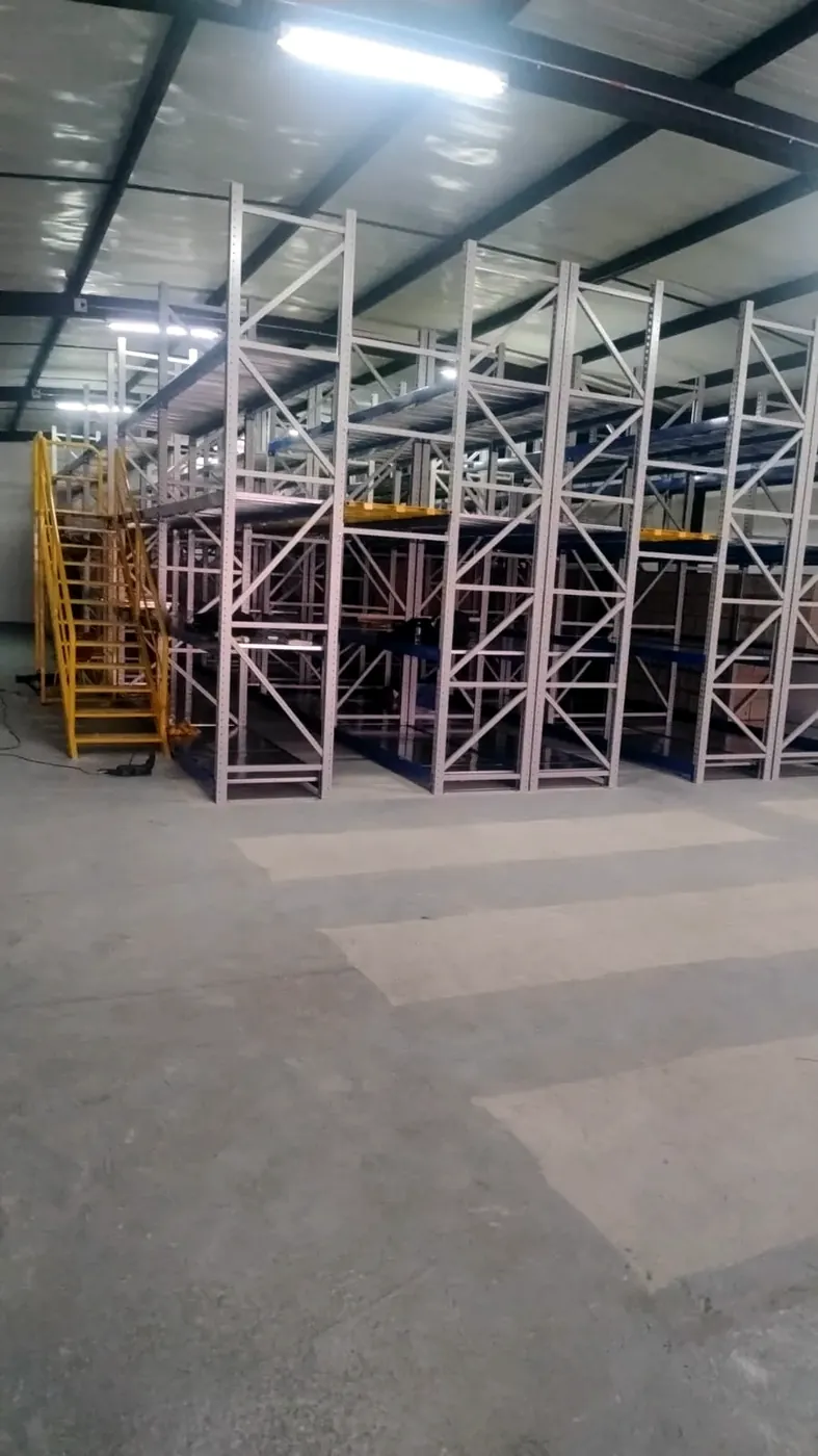 Bodega equipada por Metálicas Uribe con estanterías de carga pesada y mezzanine