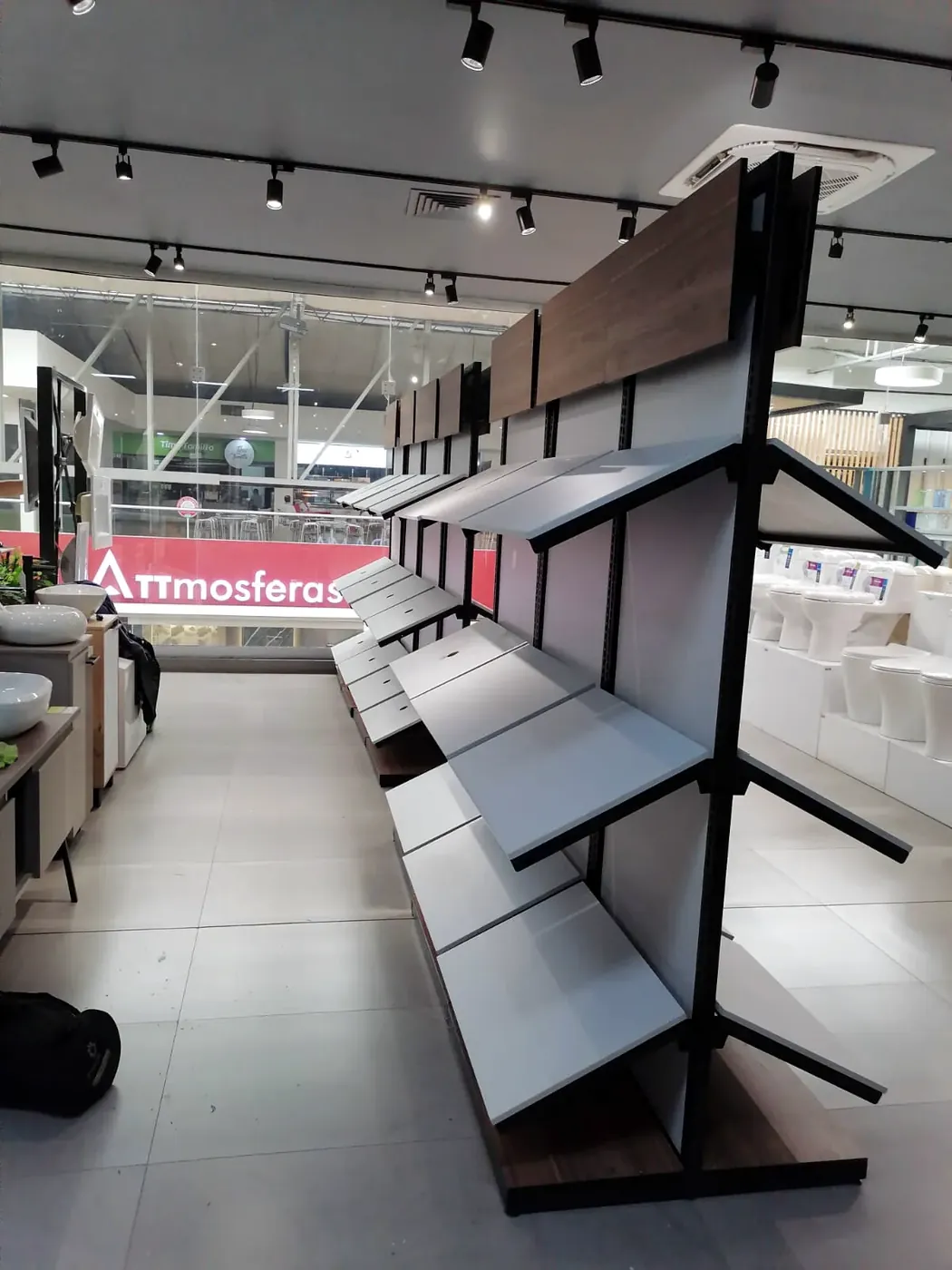Exhibidores metálicos instalados en un local comercial