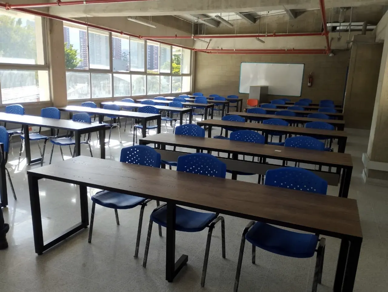 Aula equipada con mesas y sillas