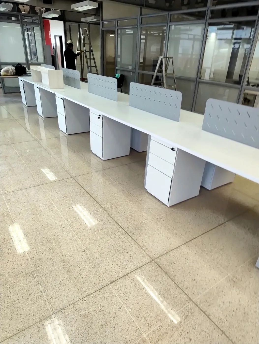 Puestos de trabajo instalados en una oficina