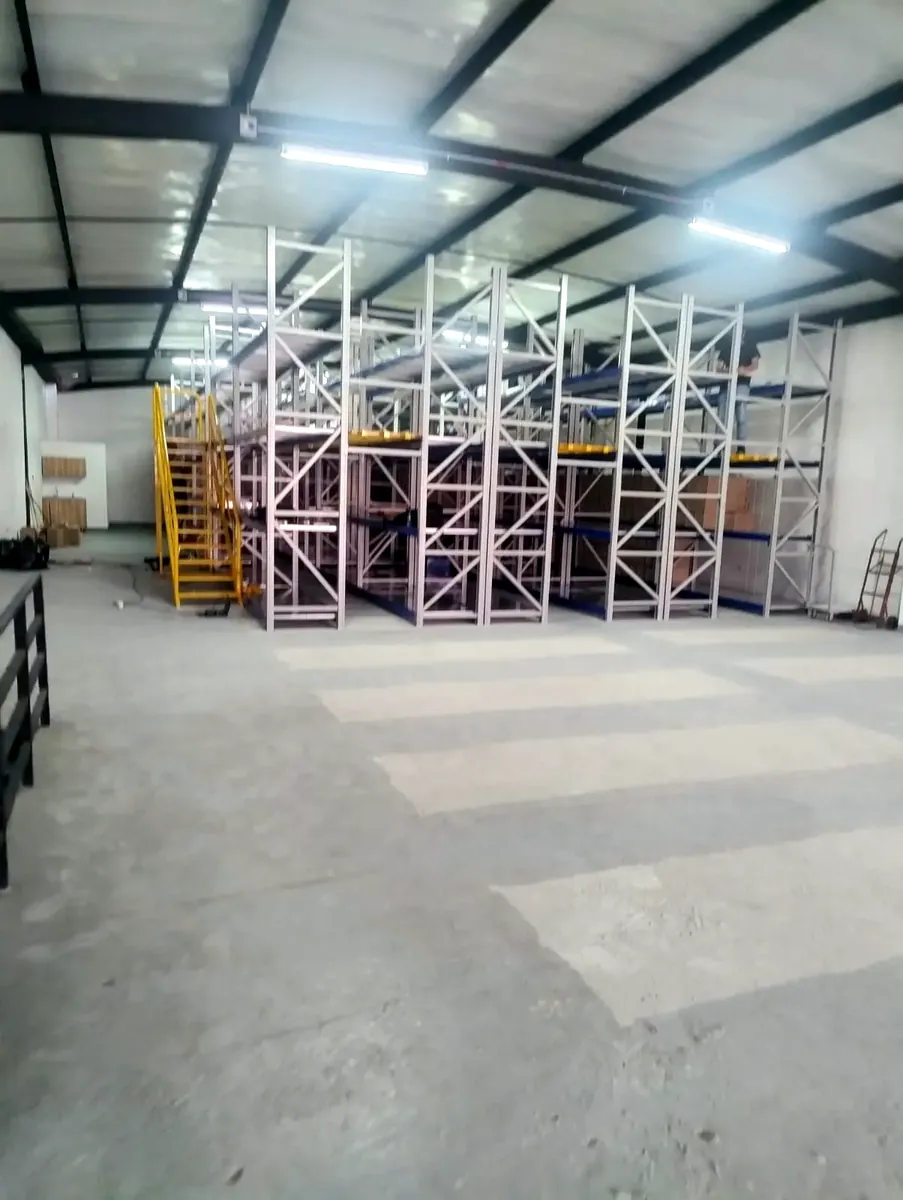 Bodega con estantería de carga pesada y mezzanine instalados