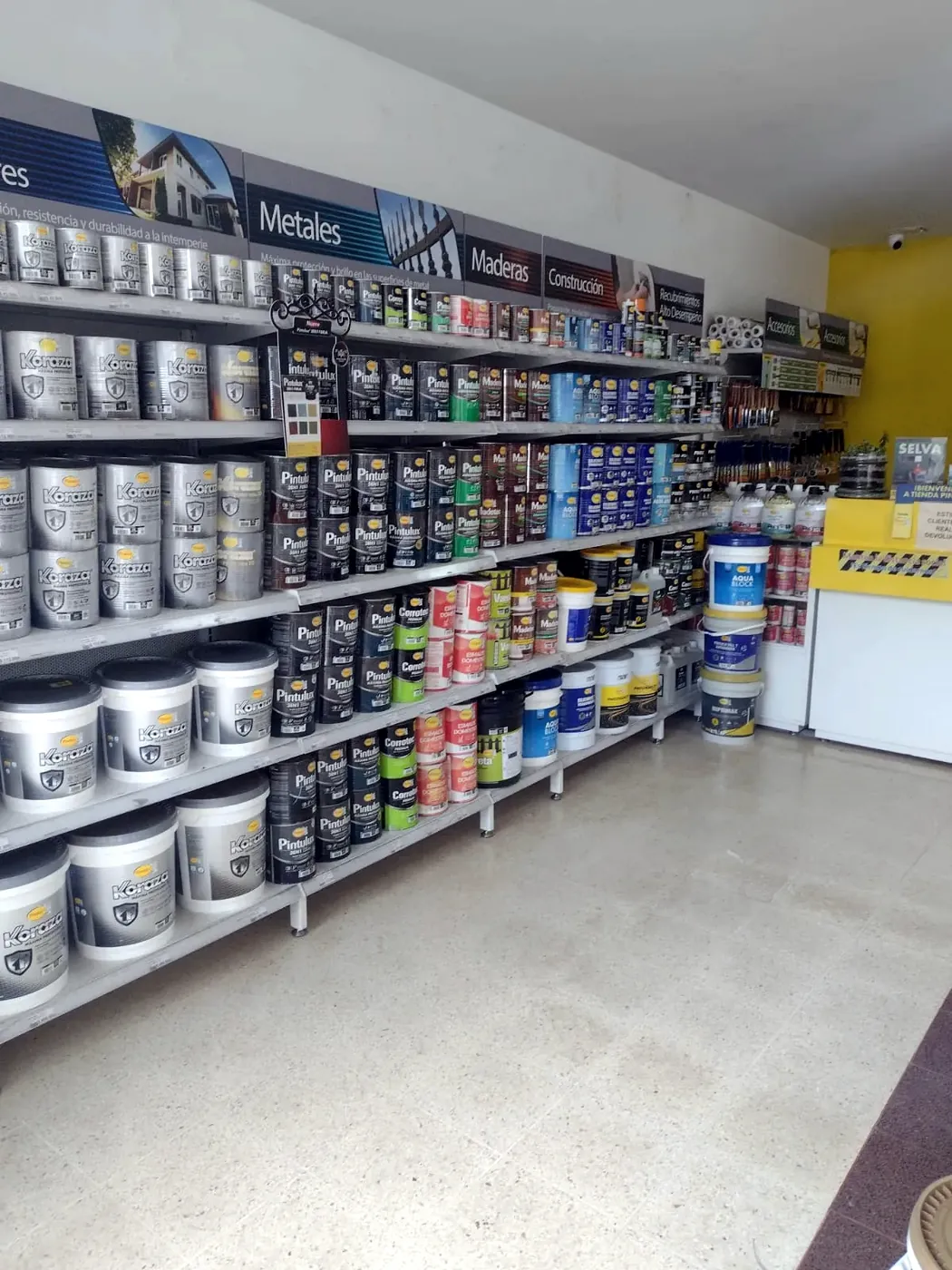Góndolas instaladas en una tienda